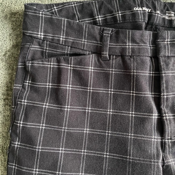Old Navy Black and White Pixie Pants - Picture 4 of 5